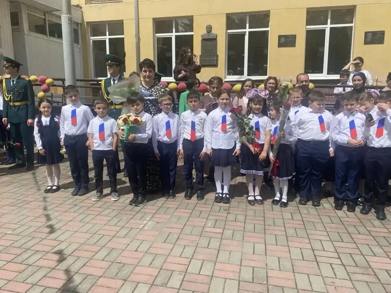 26 мая ученики 2 в класса(классный руководитель Рыльская Е.И.) приняли участие в общешкольной линейк