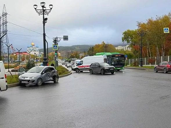 🚨Mitsubishi Pajero протаранил две машины на Горького, пострадал 10-летний ребёнок: поя...