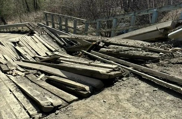 НА МЕСТЕ ОБРУШИВШЕГОСЯ МОСТА В ХАКАСИИ ГОТОВА ВРЕМЕННАЯ ПЕРЕПРАВА Рабочие уже сделали основание и ул