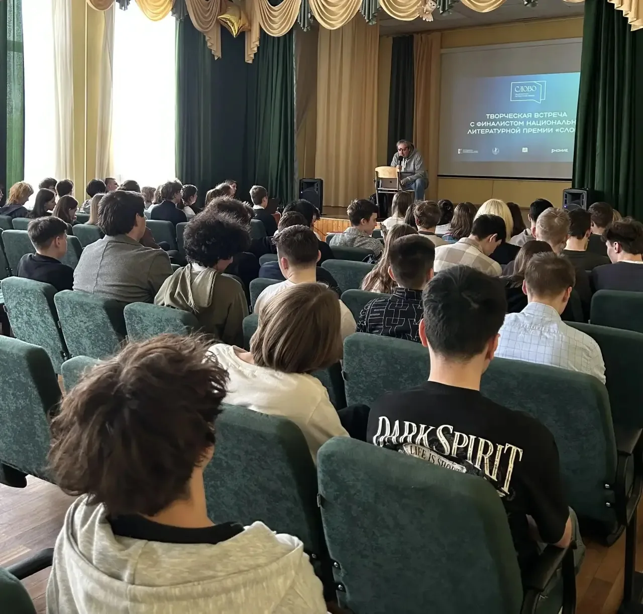 📅 Вчера, 8 апреля, в нашей школе «Содружество» прошла встреча старшеклассников с поэтом, переводчико