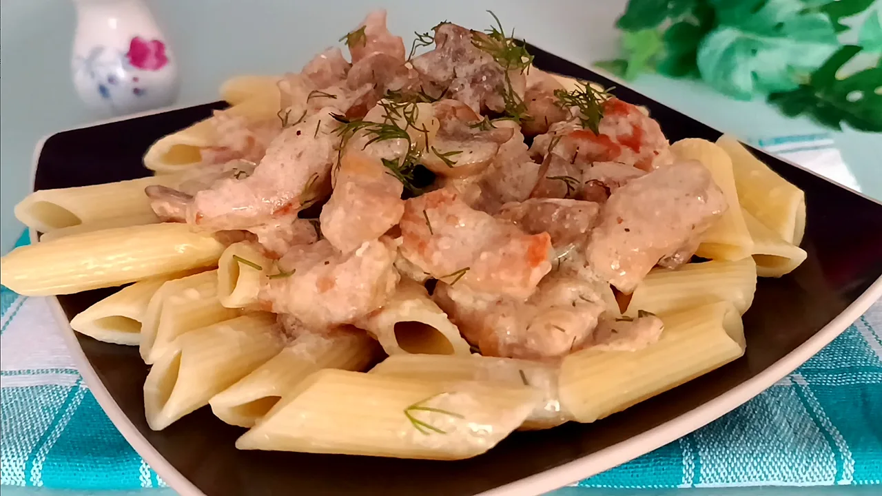 📌 Мясо с грибами в сметане. Свинина на сковороде в грибном соусе
Если ищете универсальный летний ре