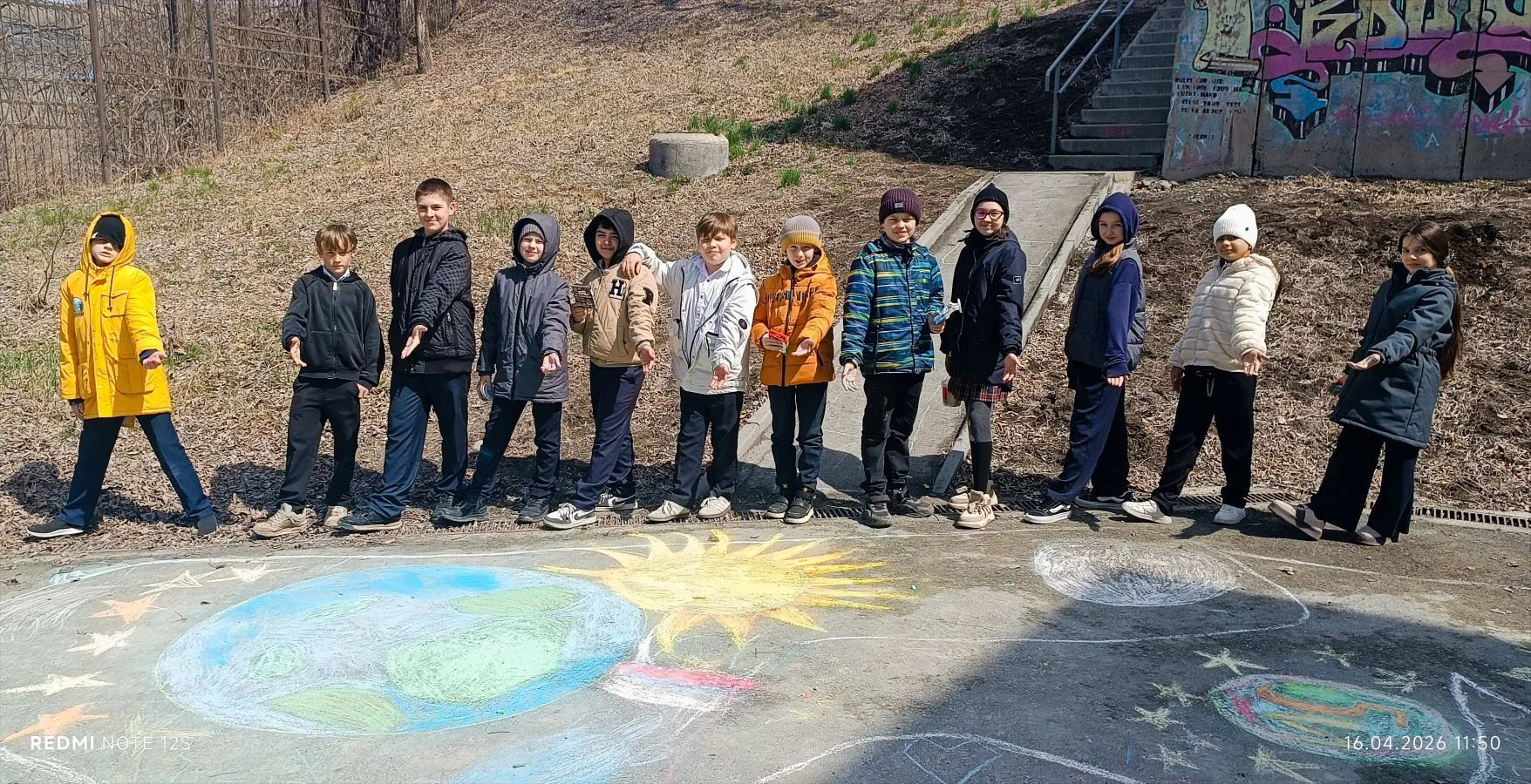 🌏🌍🎨 Наш двор украсили рисунки ко Дню Земли! ❤️  Вот так отлично отдохнули наши ученики во дворе школ