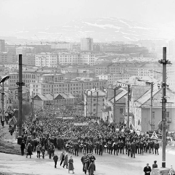 В 1984 году жители Мурманска прошли шествием к мемориалу, посвящённому защитникам Советского Заполяр