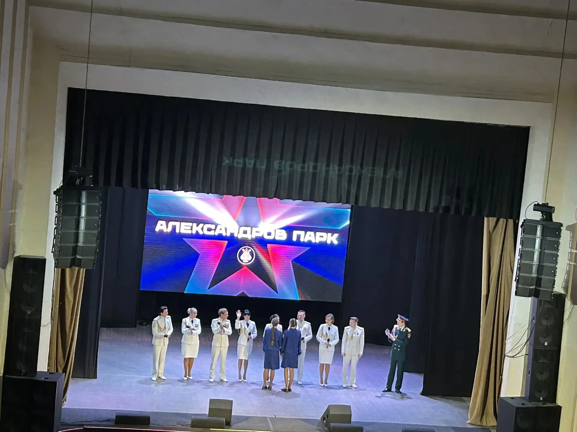 В благодарность коллективу «Александр Парк»  кадеты МОУ СШ6 вручили цветы