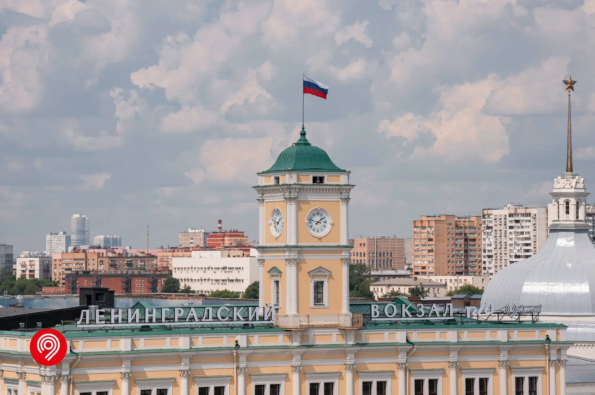 Государственный флаг вновь поднят над Ленинградским вокзалом.

Спустя 80 лет на кровлю первого вокза