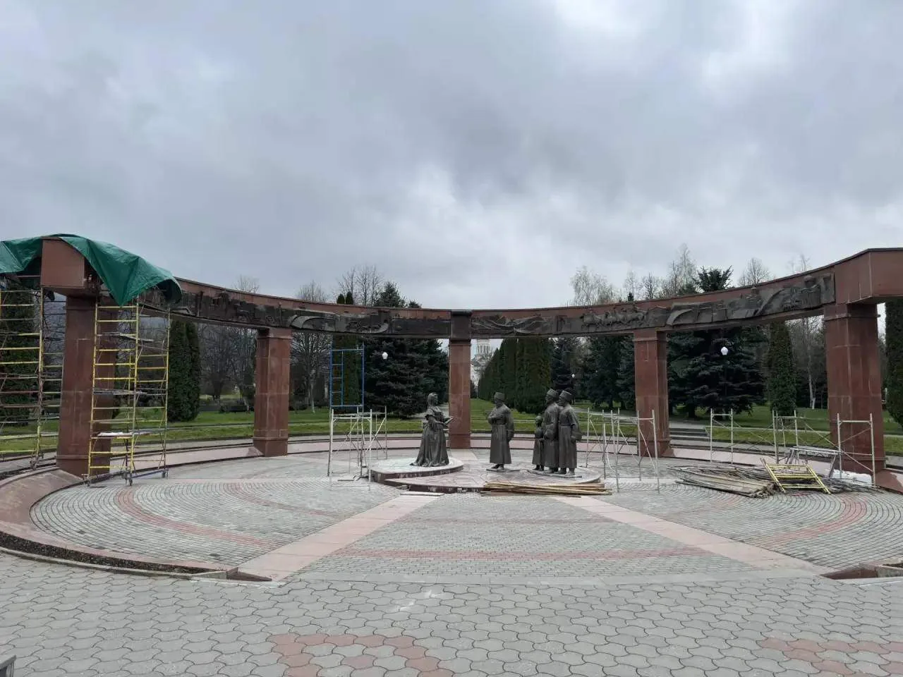 Началась реставрация скульптурной группы «Послы у императрицы» на Мемориале Славы  Планируется укреп