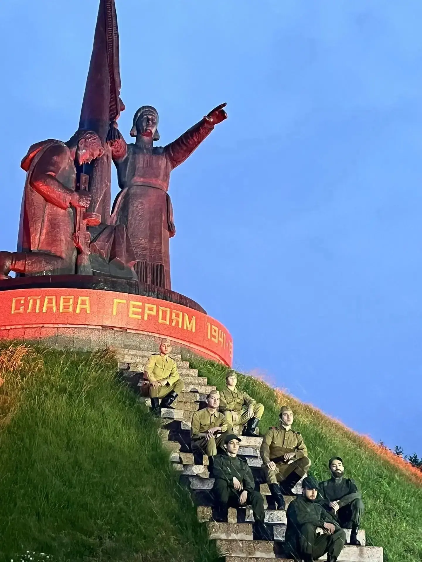 В Парке Победы в Чебоксарах в День памяти и скорби зажглись сотни свечей памяти. Огонёк...