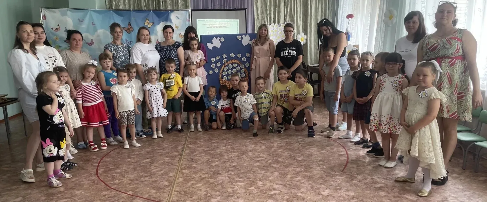 Сегодня в детском саду прошёл праздник, посвящённый Дню семьи, любви и верности!

Дети с родителями 