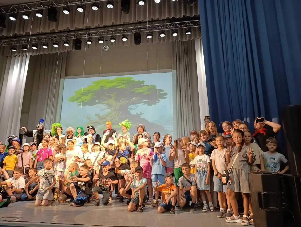 Волшебное путешествие в сказку! 🎭✨

Сегодня учащиеся начальных классов стали настоящими героями нео