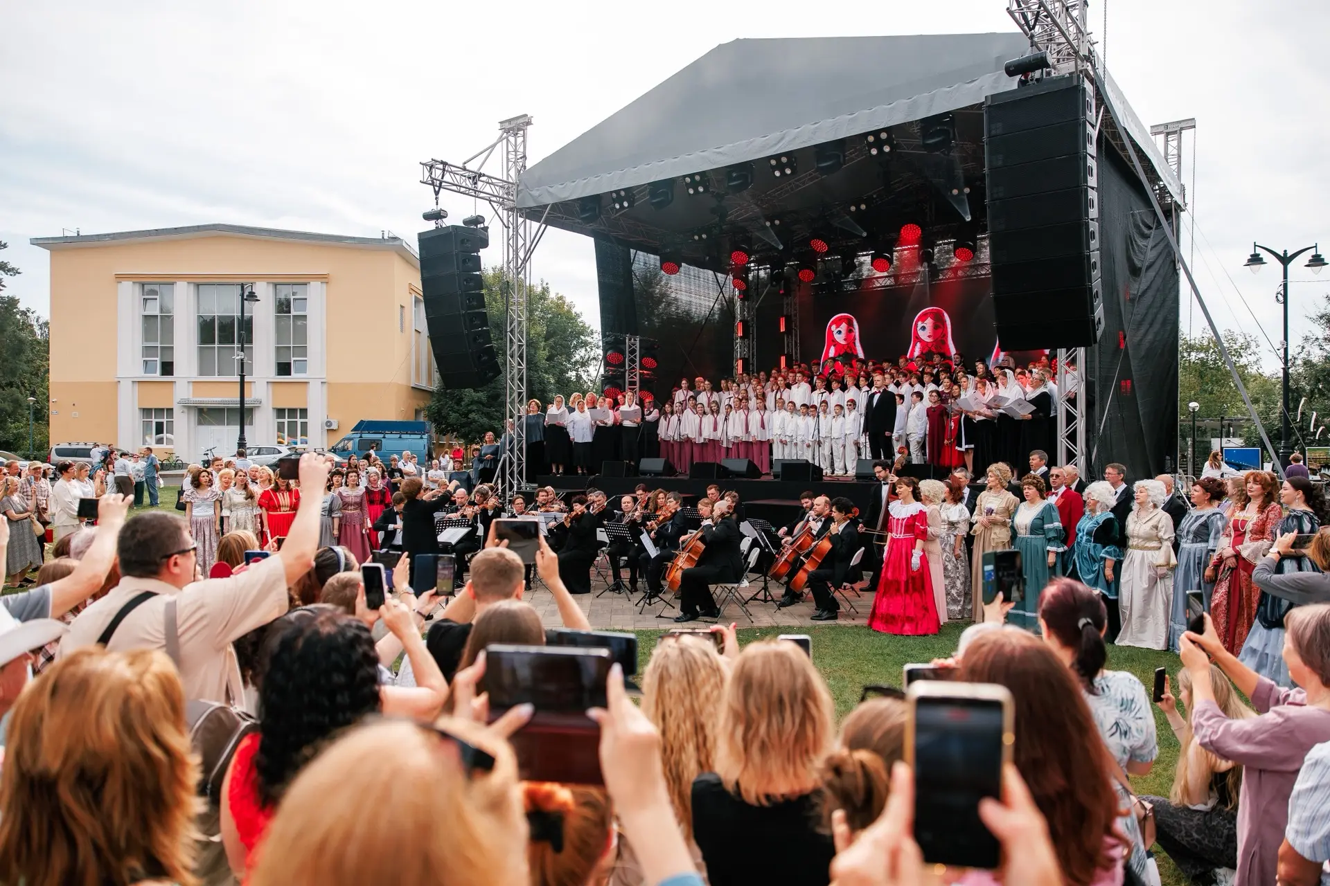 🎼 Один из самых ярких моментов празднования юбилея Дубны – выступление сводного хора

Наш город по 