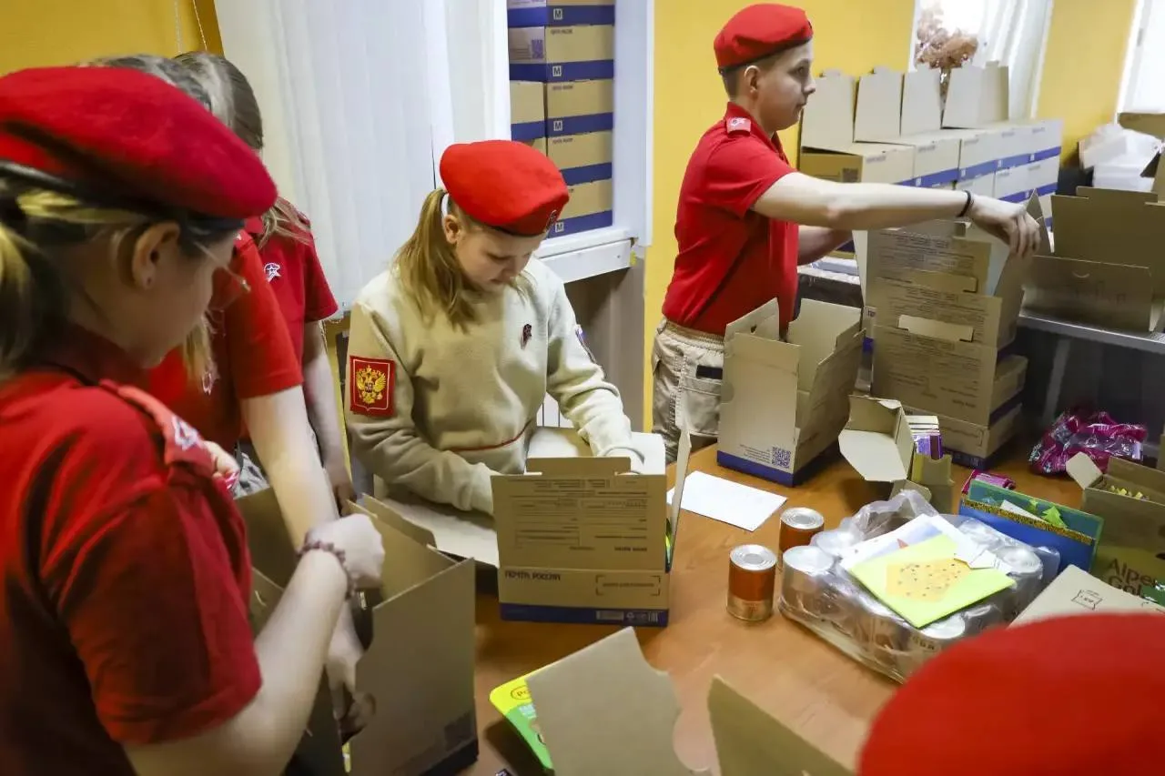 Письма, в которых живет поддержка: в Северске подготовили подарки для земляков, участников специальн
