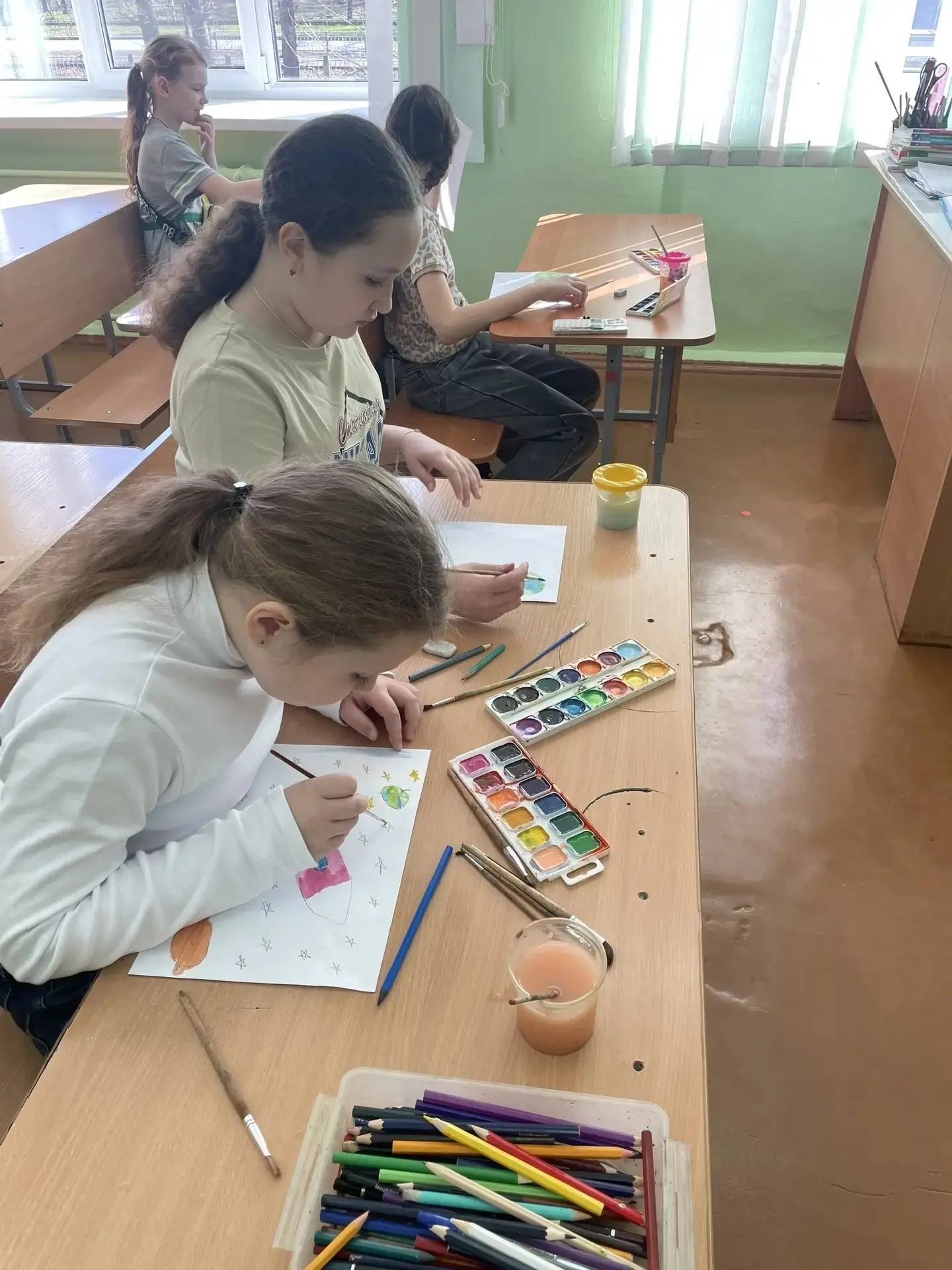 🎨 Во время каникул в 4Д классе (2 корпус) прошло творческое мероприятие «Рисуем кистью космос» 🚀 (кл