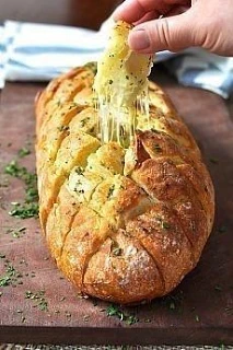ХРУСТЯЩИЙ ХЛЕБУШЕК ПРОПИТАННЫЙ МАСЛОМ, СЫРОМ И ЧЕСНОКОМ 

Ингредиенты:
1 французский батон, лучше "в