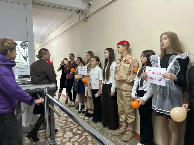 В преддверии Дня учителя ученики нашей школы встречали наших педагогов с поздравлениями...