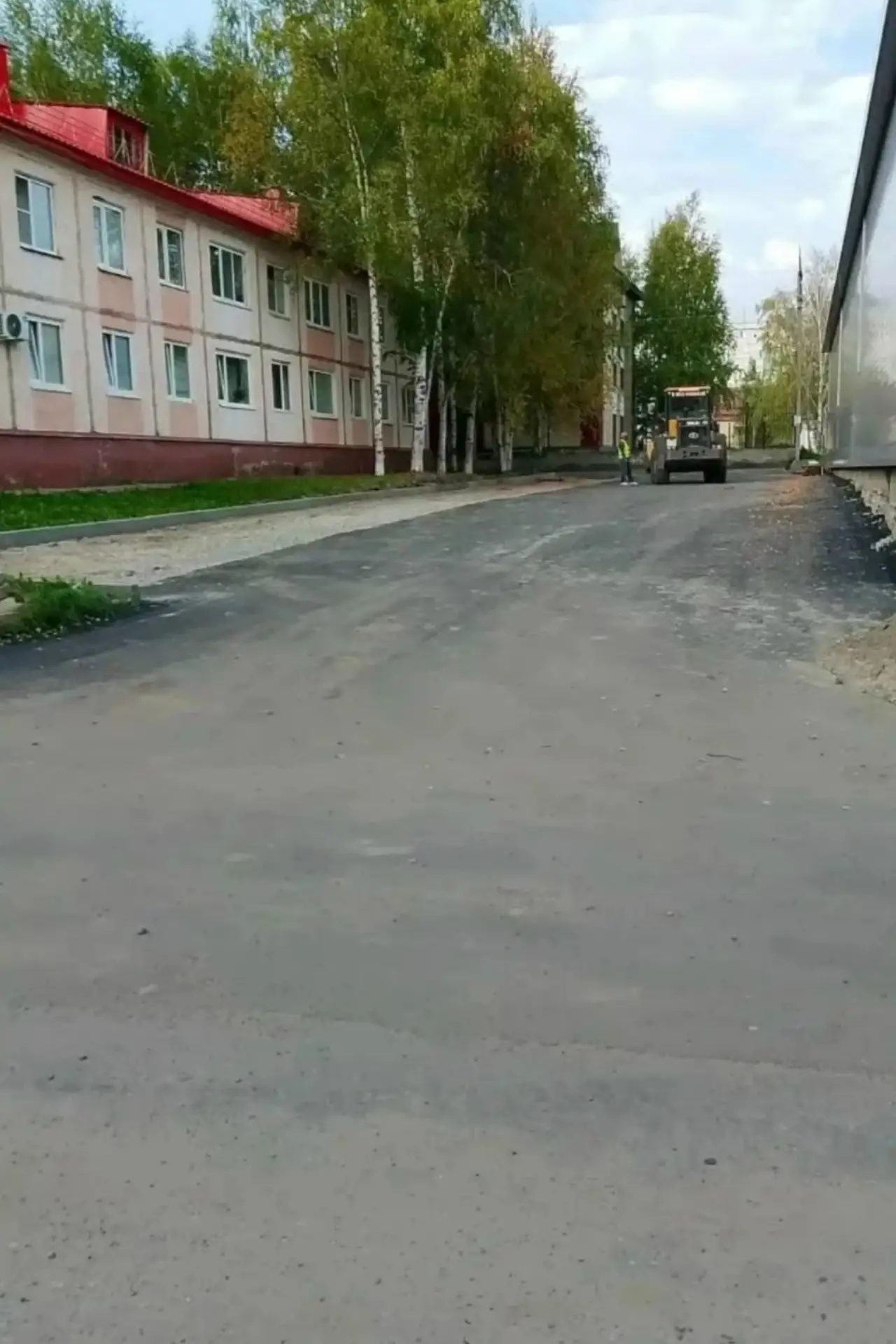 За новым строящимся магазином в 6 микрорайоне тоже были деревья? Ох и не завидую я жиль...