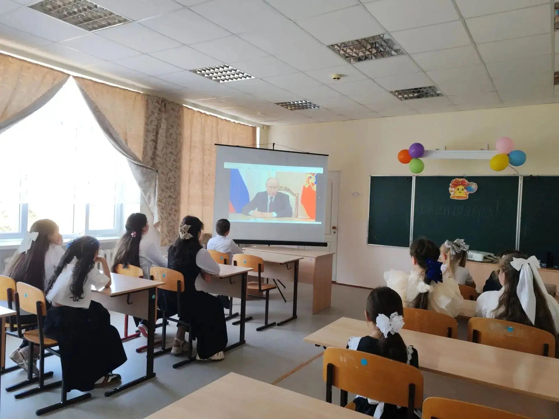 Сегодня в нашей школе стартовал новый цикл внеурочных занятий «Разговоры о важном»! 🗣📚