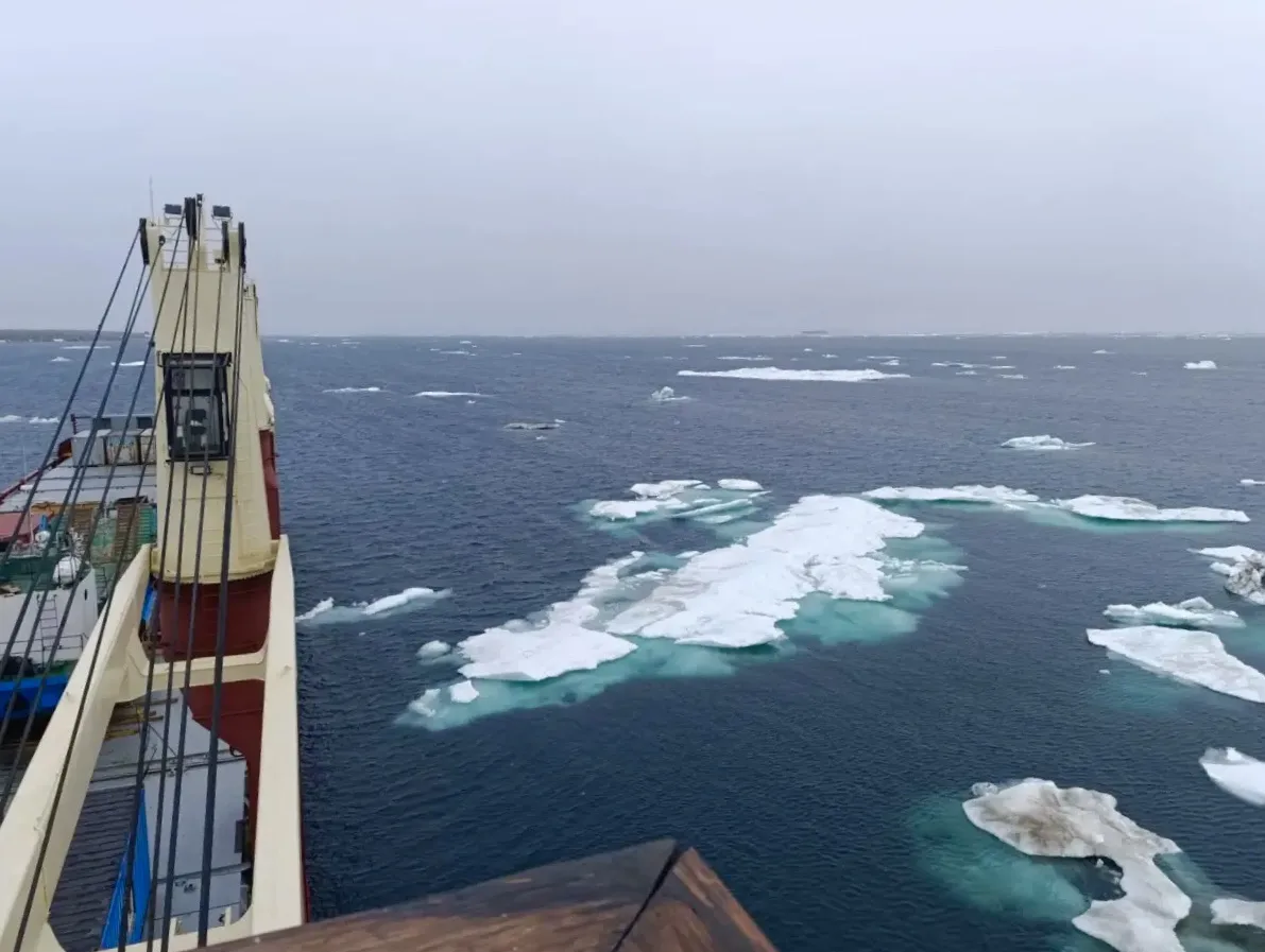 🚢В Энурмино доставили продовольствие на теплоходе «Никифор Бегичев»