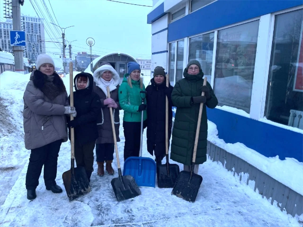 Команда управления образования администрации города присоединилась к "зимнему субботнику"!   Сегодня