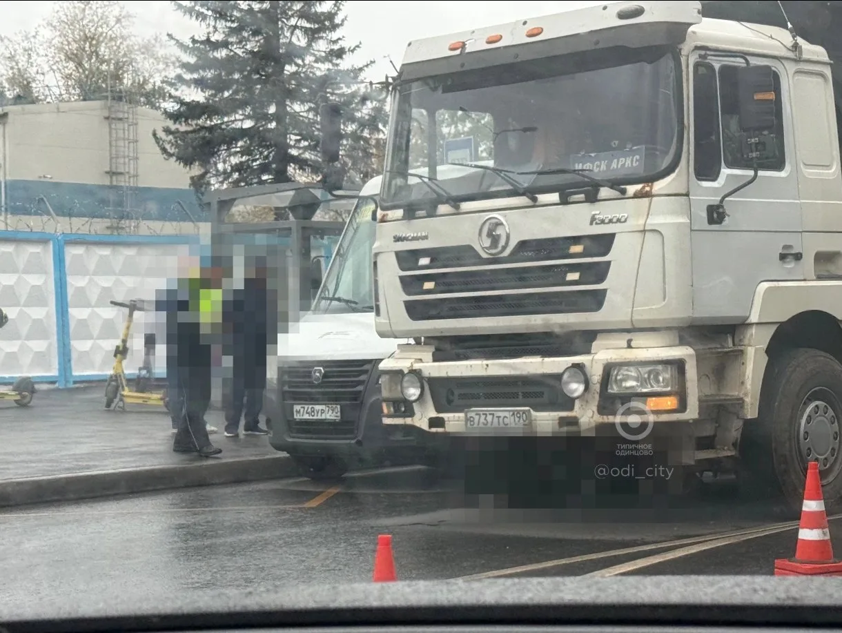 Страшная авария на Садовой улице: под колесами грузовика тело человека
