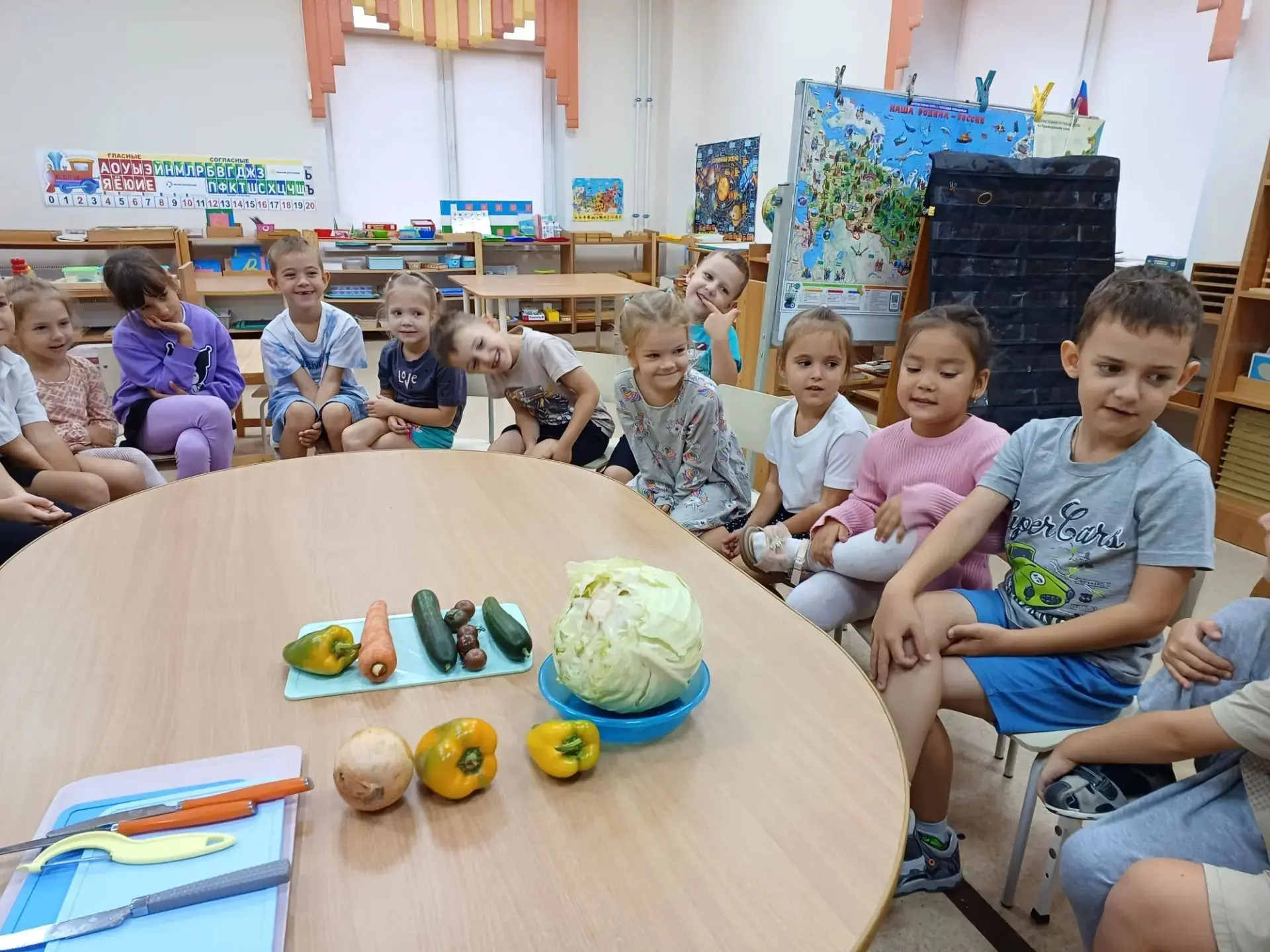 🍂Осень щедро рассыпала по детским ладошкам свои самые яркие сокровища. На большом  сто...