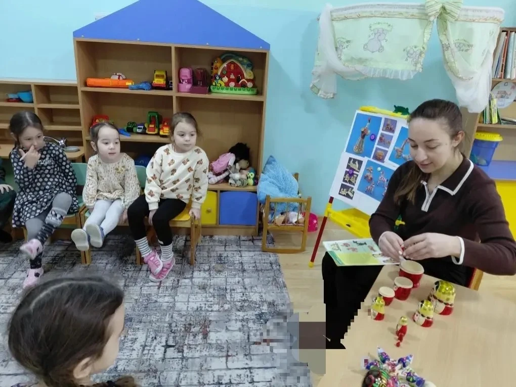 В средней группе « Пчелки»  прошло занятие - «Народная культура и традиции». Ребята узн...