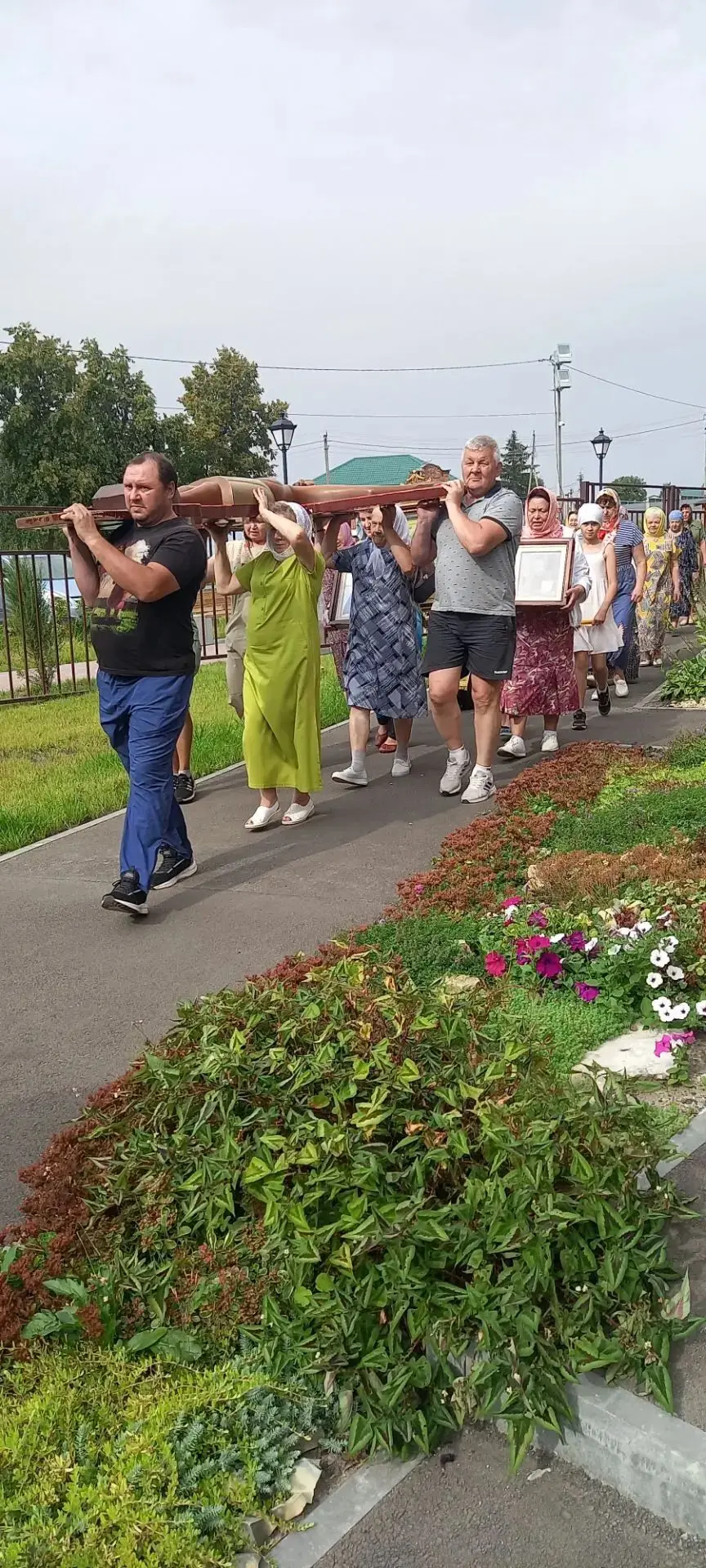 Крестный ход с Годеновским крестом и иконами вокруг храма Святителя Николая Чудотворца в Шемышейке 2