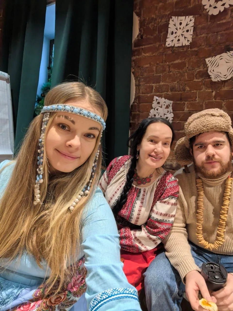 Однажды в нашей компании оказался совсем незнакомый человек, из другого мира. Мы были с...