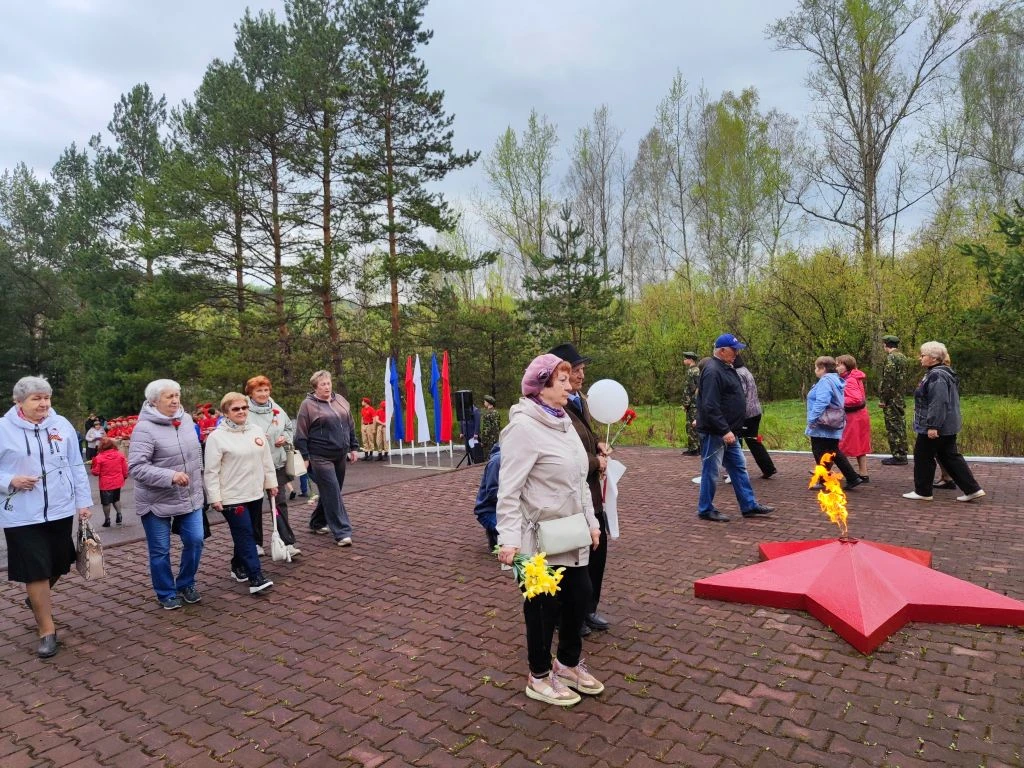 В память о шахтерах, погибших в 1941-1945 годах 🕯️  Осинниковцы в знак уважения подвига  выразили св