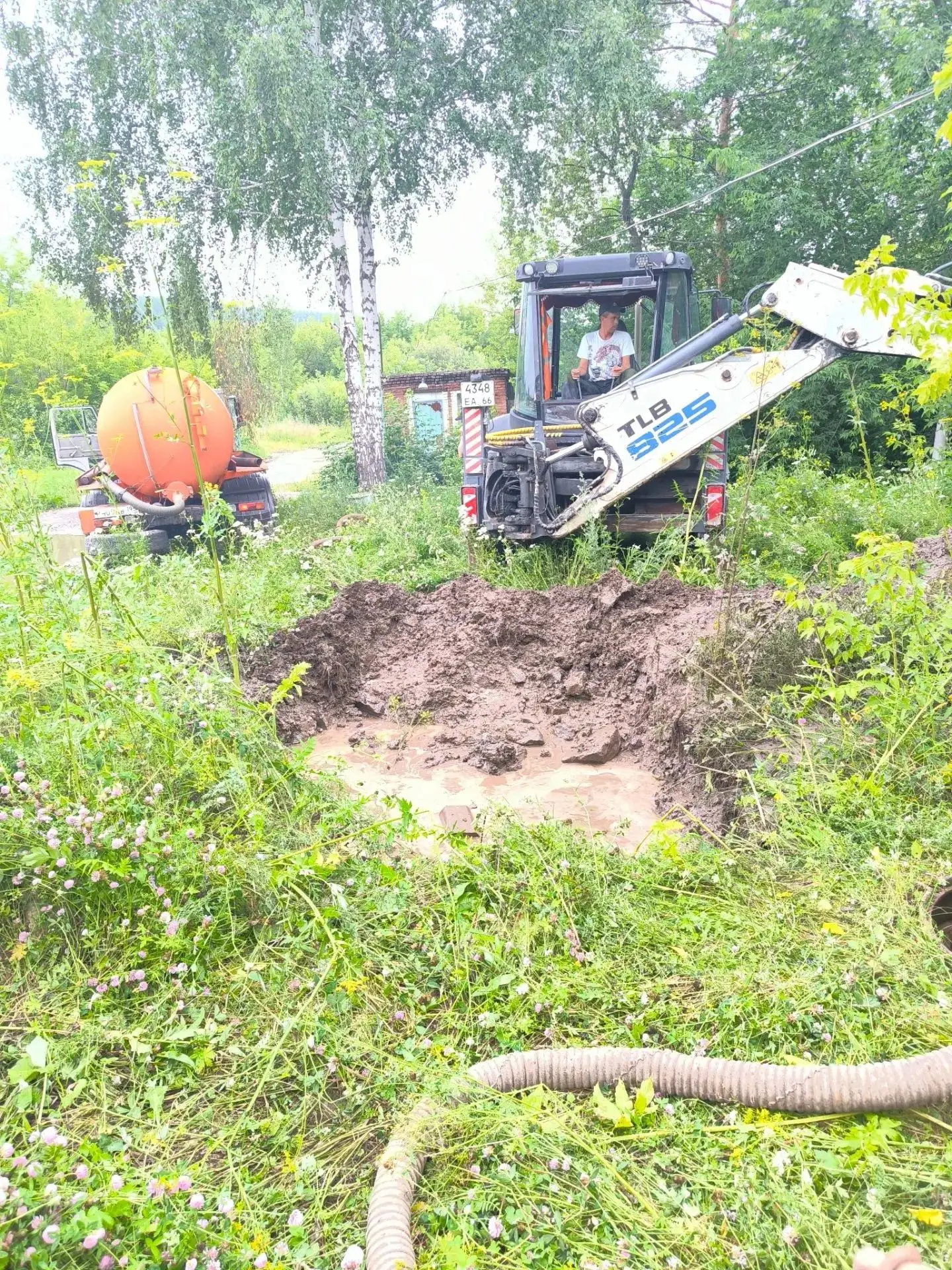 10.07.2026 г. 
Сотрудники МУП "Горкомсети" устранили утечку на трубопроводе ХВС (труба диаметром 300