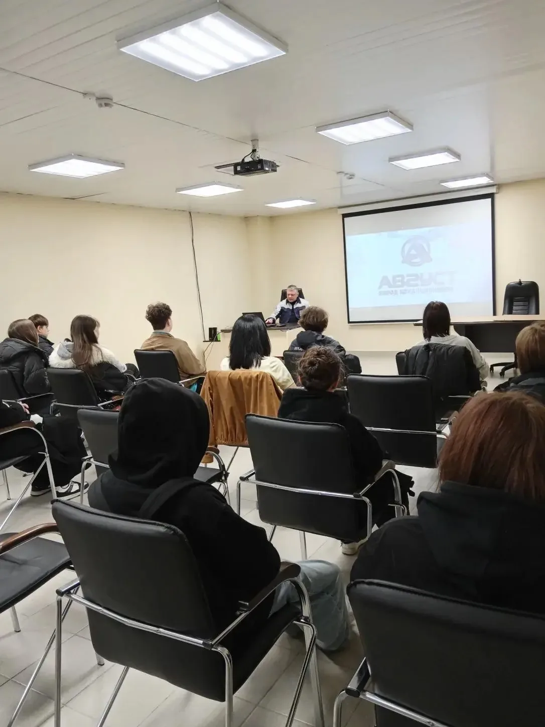 Учащиеся 8г класса #tltschool26 в сопровождении классного руководителя Ремпель Елены Борисовны в рам