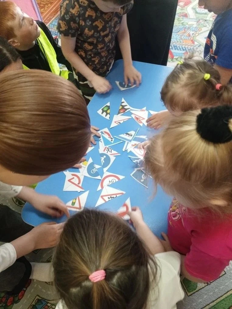 📍17 апреля отряд ЮИД навестил дошкольников. 
👫ЮИДовцы рассказали ребятам о правилах дорожного движ