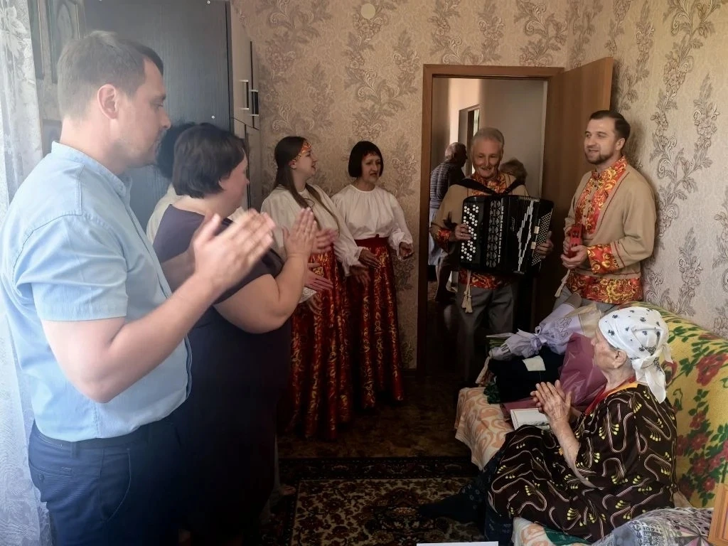 Работники агиткультбригады РДК "Юбилейный" поздравили со 100-летним юбилеем жительницу с. Песчанокоп