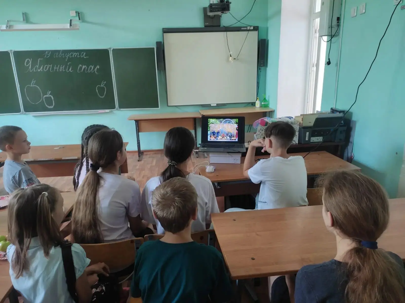 В один из тёплых августовских дней ребята собрались в своём светлом классе. Посмотрев с...