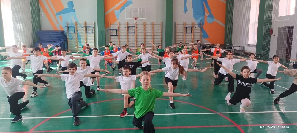 В честь приближающегося Дня Победы в МАОУ «Школа 10»состоялись весёлые старты для учеников младших и