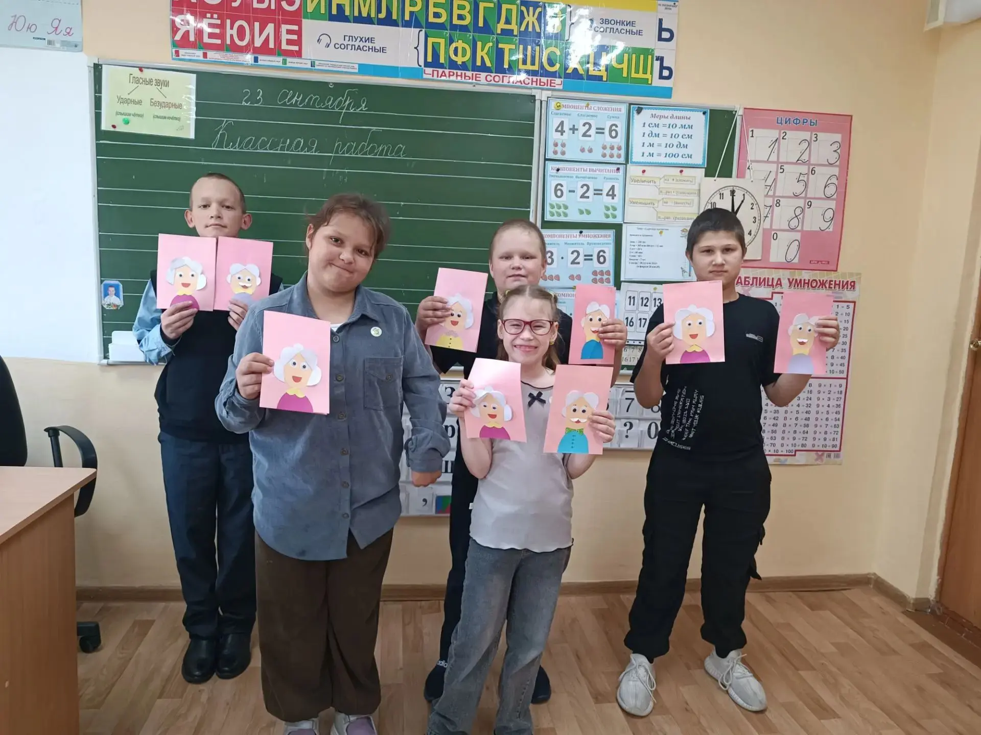 В преддверии Дня пожилого человека наши ребята сделали открытки своими руками — и в каж...