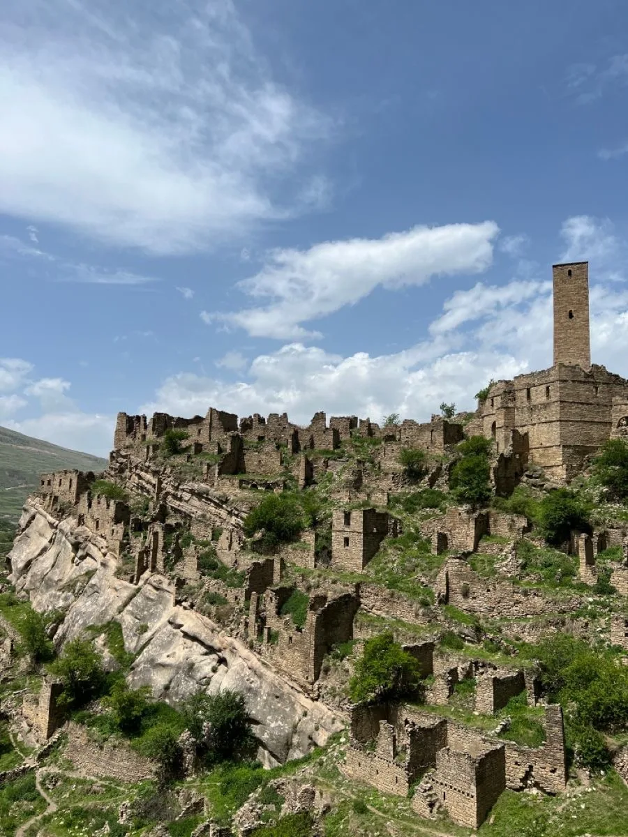 Аул-призрак на вершине горы 🏔️