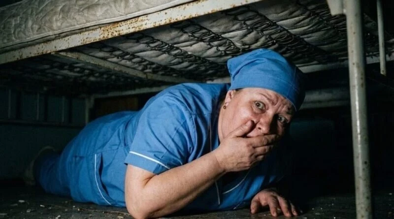 Санитарка каждый вечер слышала плач из седьмой палаты, когда приходил странный посетитель. Однажды, 