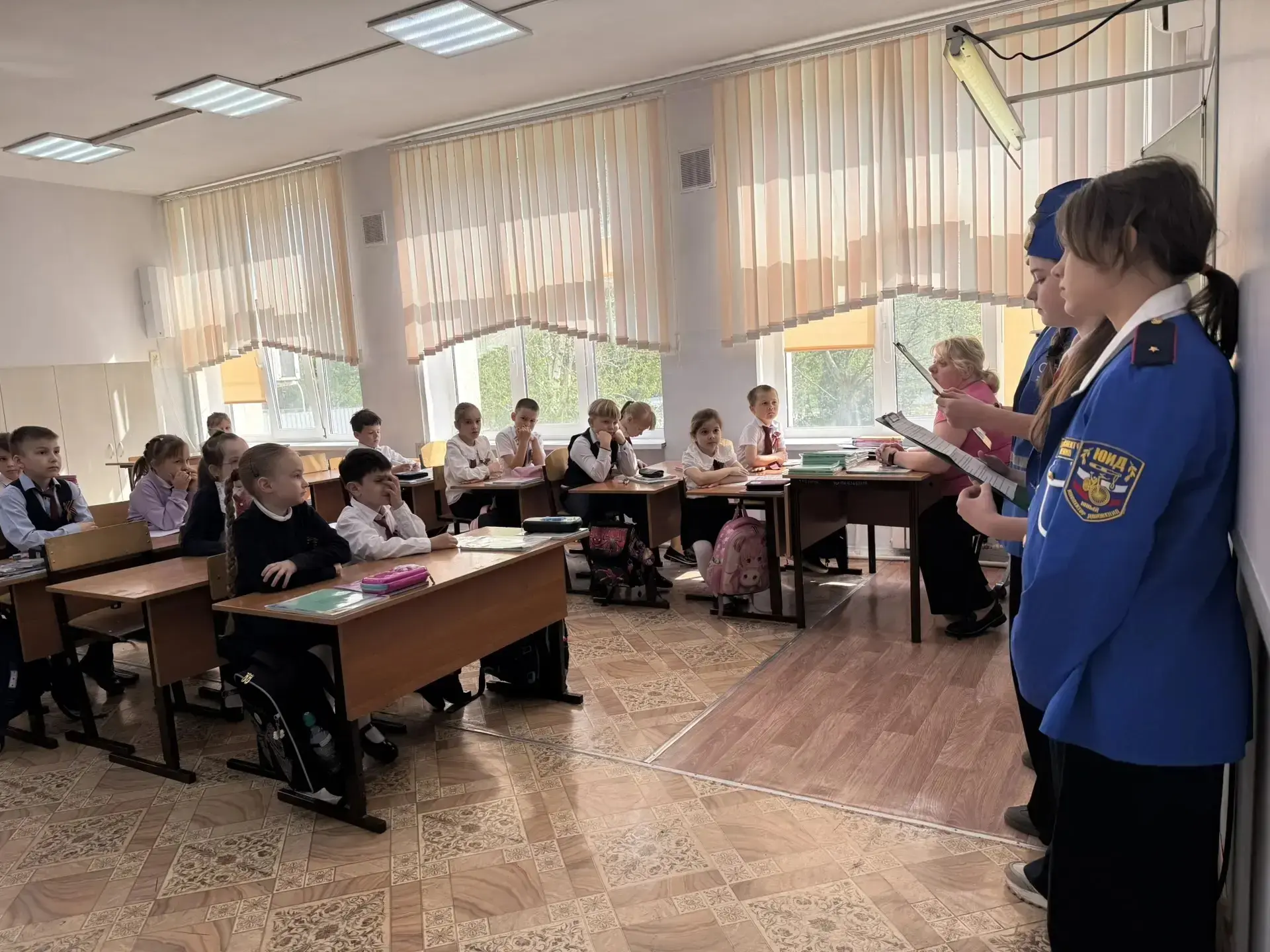 ✨В рамках Декады дорожной безопасности в нашей школе прошли «минутки безопасности».  Активисты отряд