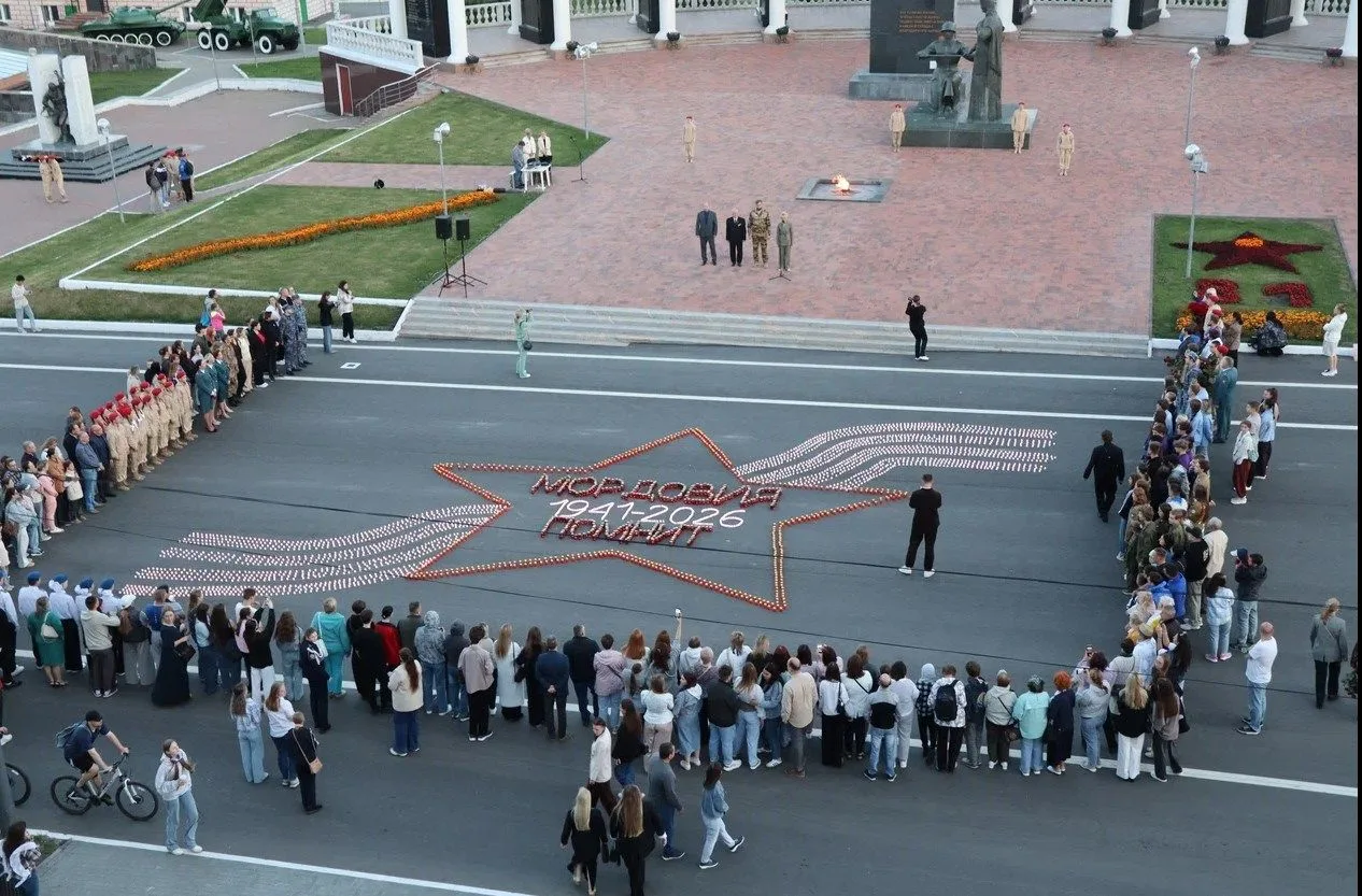 В эти минуты в Саранске проходит патриотическая акция "Огненная картина войны"
На Площади Победы акт
