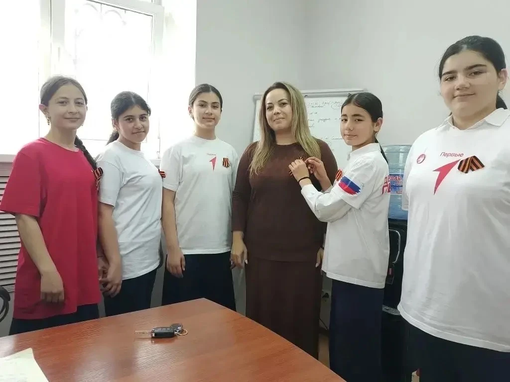 «Георгиевская ленточка»: память, которую носят на груди Активисты «Движения Первых» Лицея №1 г. Усть