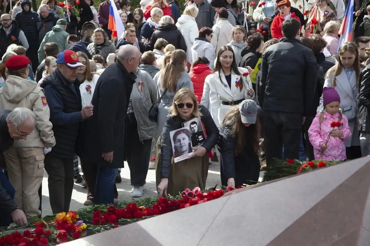 9 мая коллектив сотрудников нашей школы принял участие в митинге, посвящённом Дню Победы.  В этот де