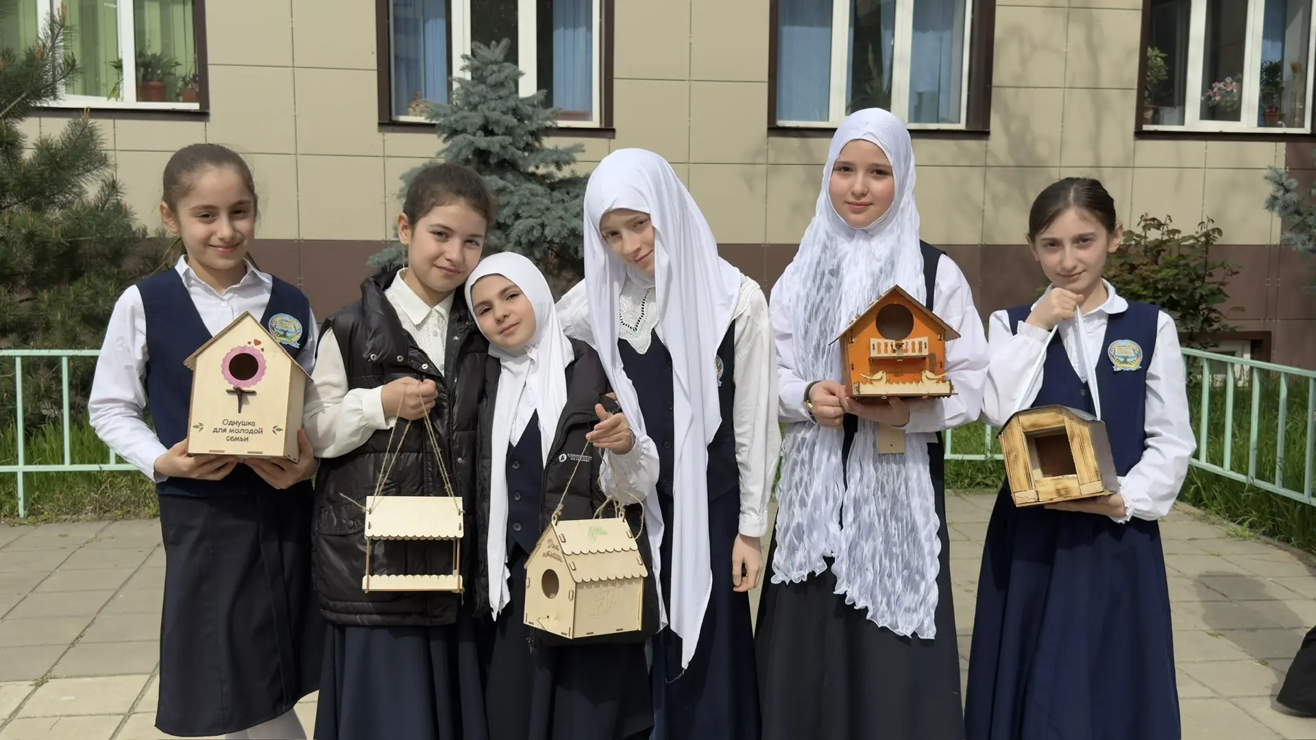 🕊️ В честь Дня птиц учащиеся МБОУ СОШ 58 из 5/6 класса устроили по-настоящему полезную акцию.  Они н