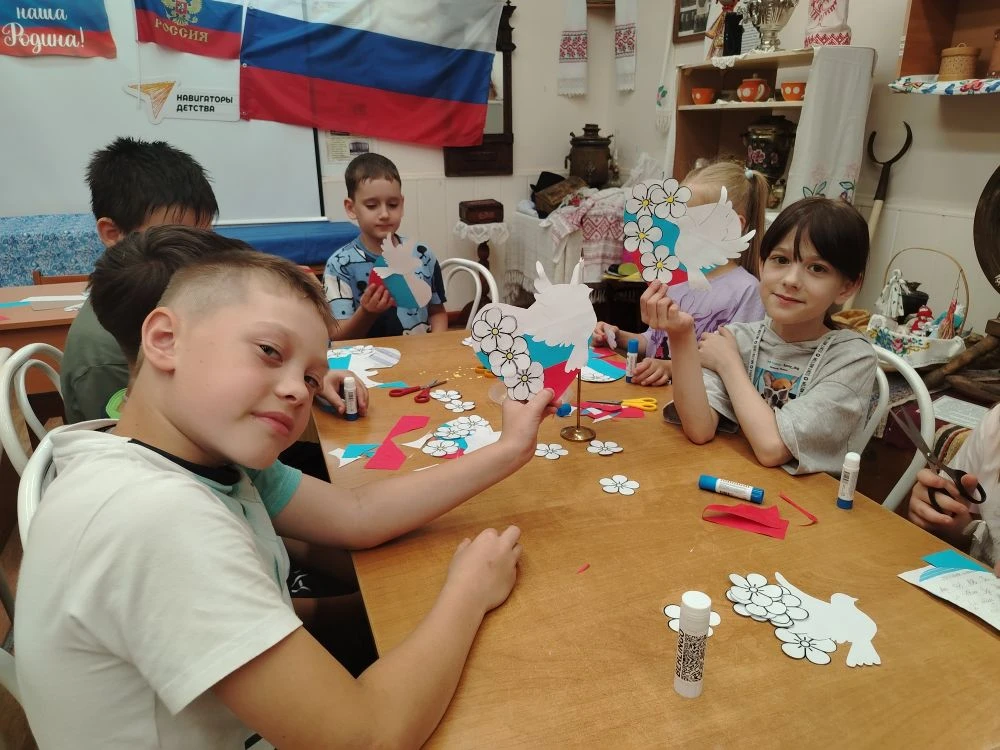 🤍💙❤️ Творческая мастерская: создаём открытки ко Дню России вместе!

🇷🇺 12 июня вся страна отмеча