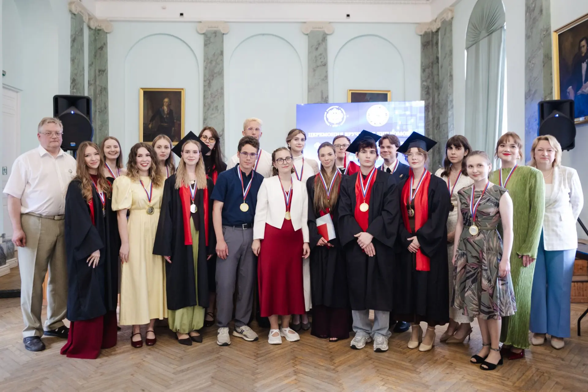 🎓 6 июля выпускники факультета химии получили долгожданные дипломы.
В этом году факультет выпустил 