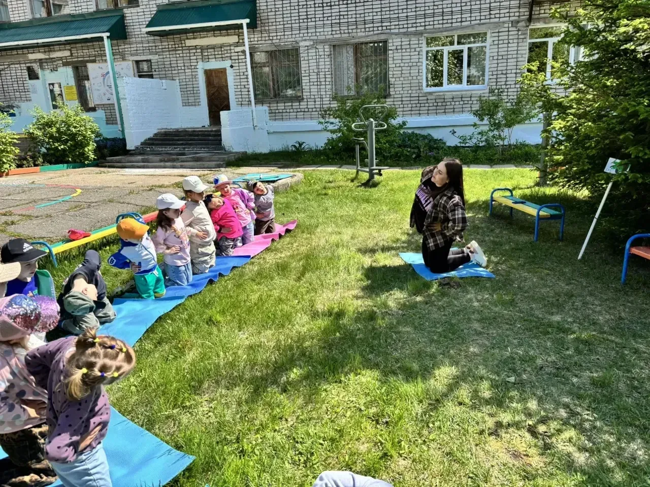 В летний период  ребята  детского сада "Аленушка"с огромным удовольствием проводят зарядку и спортив