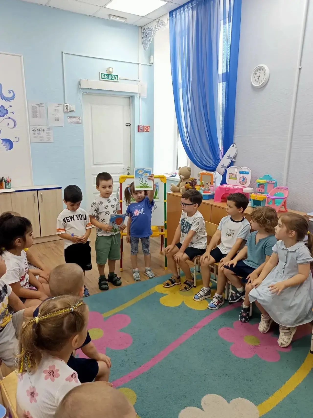 Группа Сказка. "Этот удивительный мир цветов ".
Сегодня ребята учились распознавать цветы  по  внешн