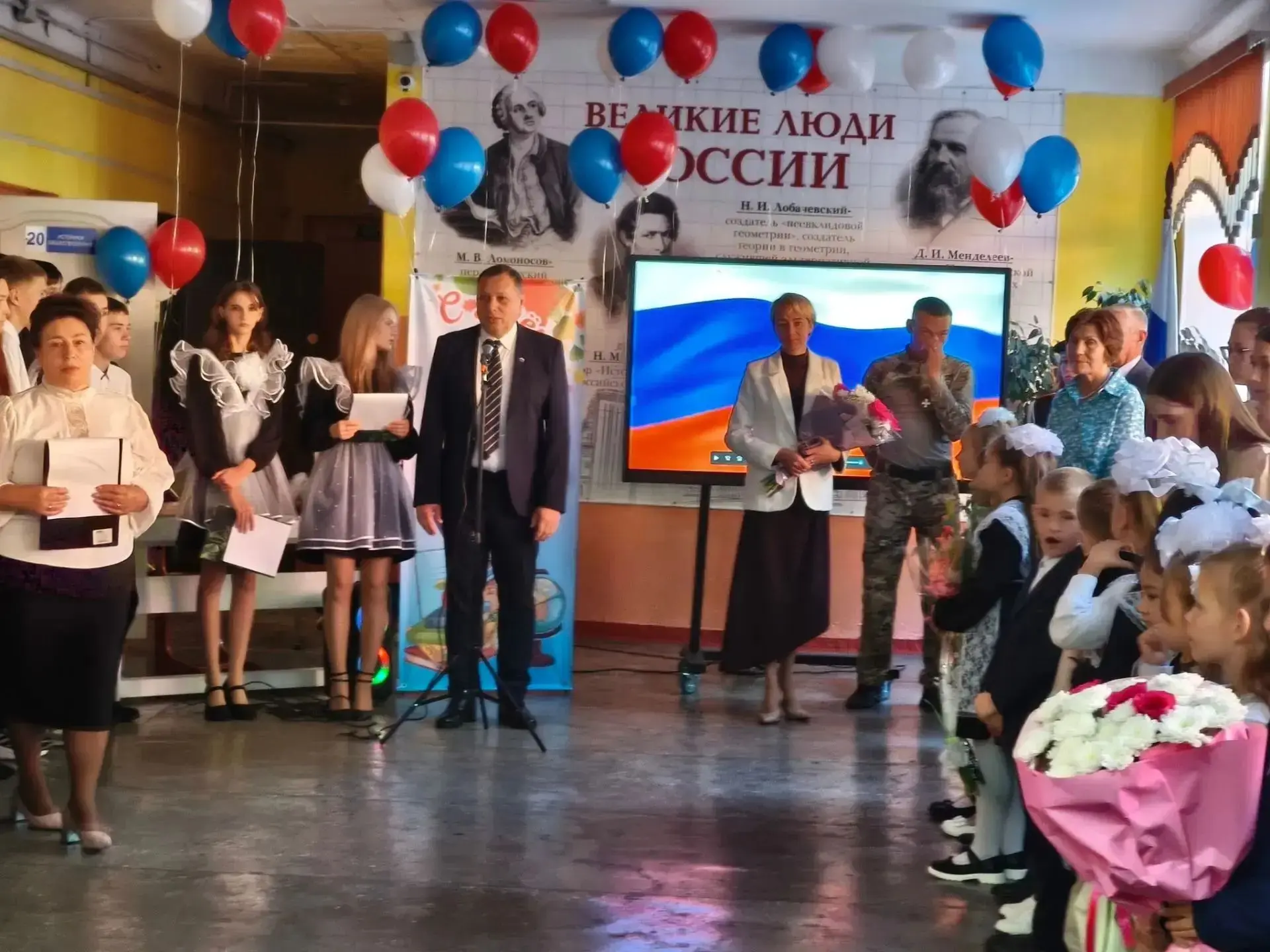 Депутаты городского Совета приняли участие в торжественных линейках.