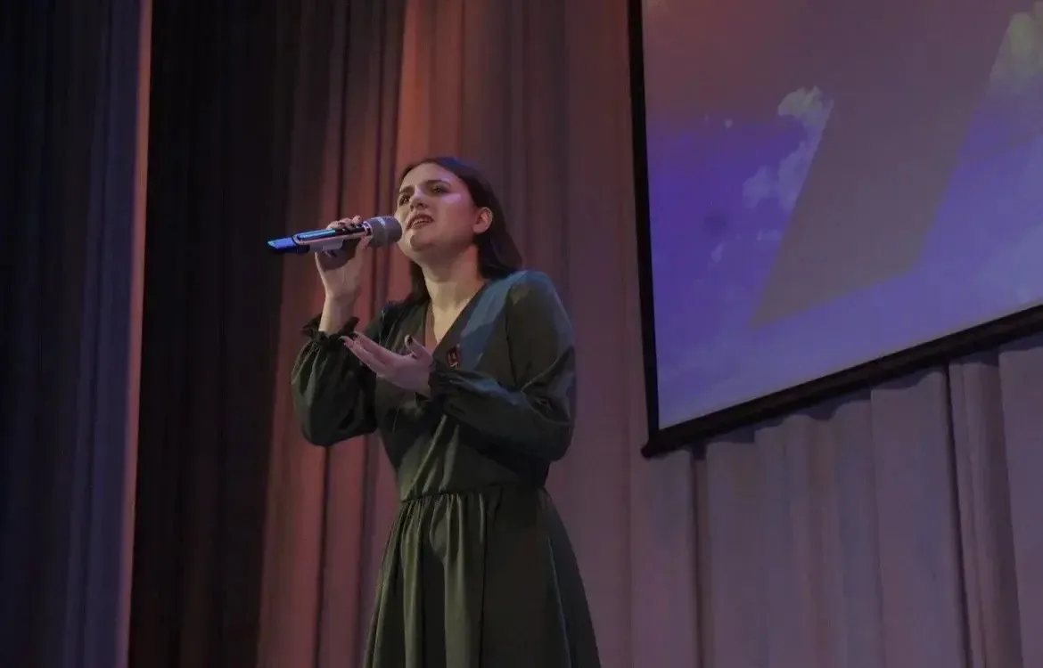 🎶 В сердце каждого из нас звучит Победа! 🕊️  В нашей школе прошел праздничный концерт, посвященный в