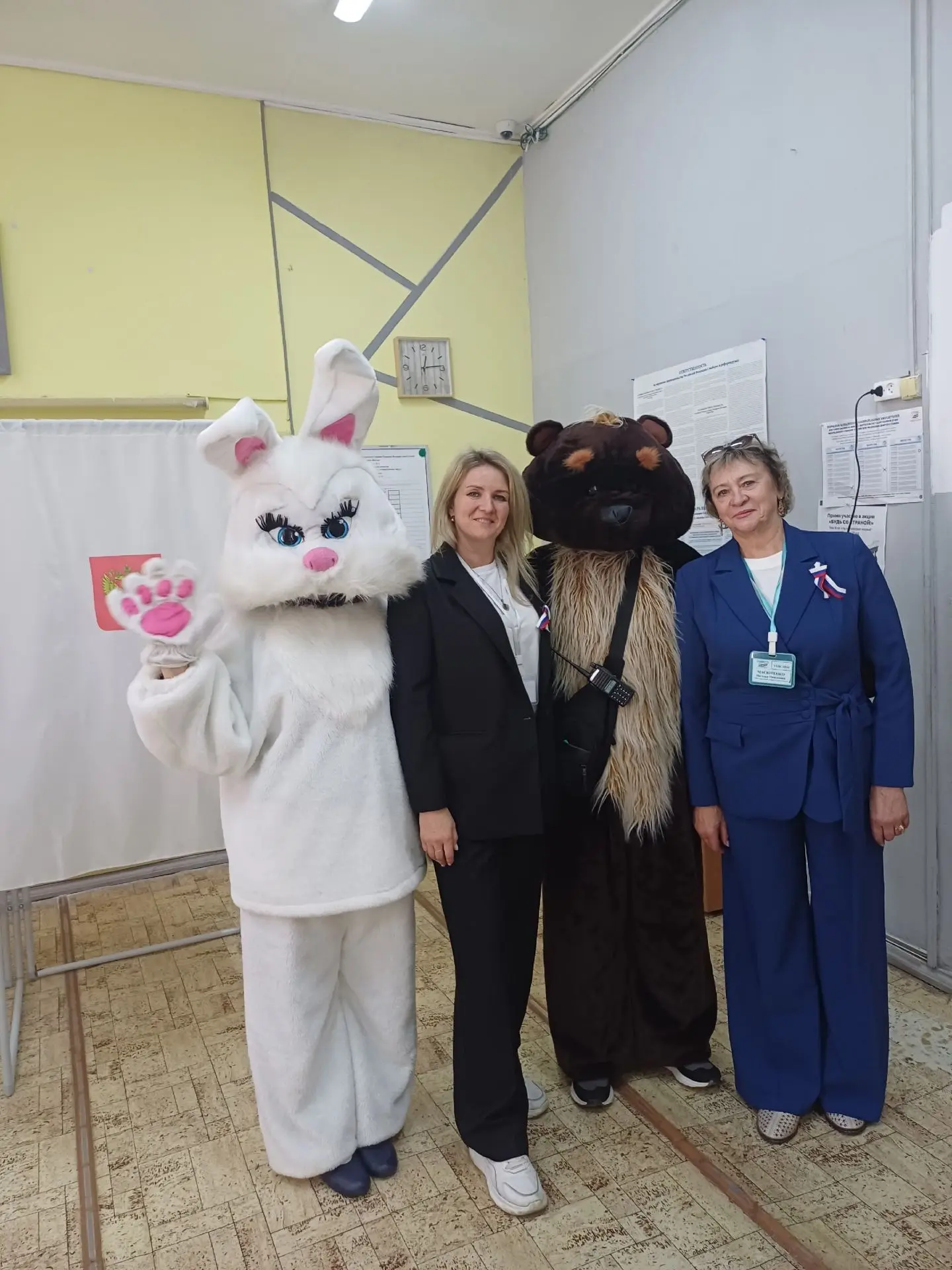 В первый день голосования  пришли отдать свой голос неравнодушные избиратели - работник...