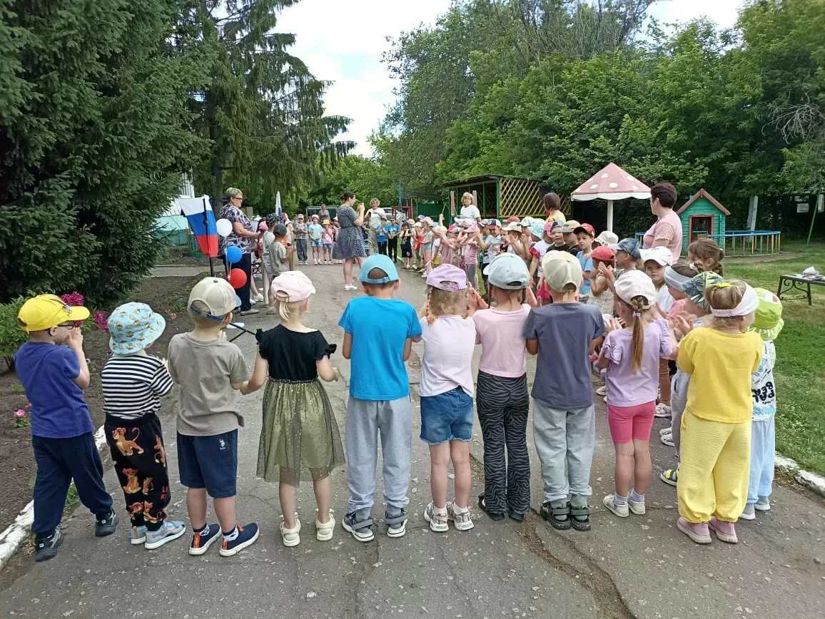Отмечаем День России.
Воспитанники средней группы "Лесная сказка" участвовали в мероприятии, посвящë